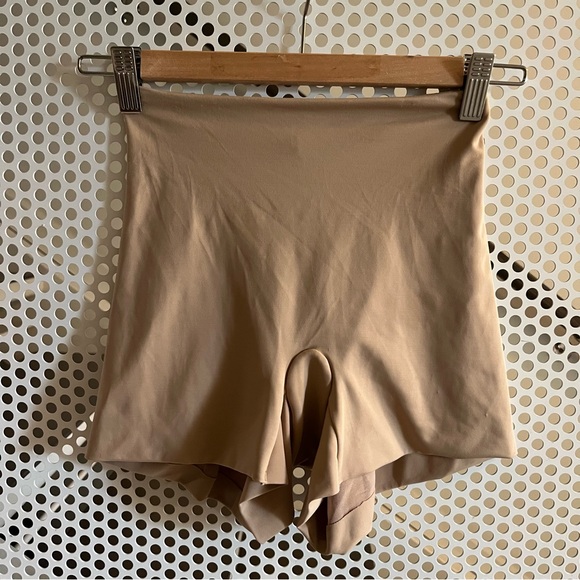 Assets by Spanx High Waisted Super Slimming Shorts Large Sand Inseam 3” NWOT - Picture 2 of 7